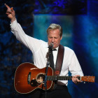 Jeff Daniels Performs Special Song – A Tribute To Jane Fonda